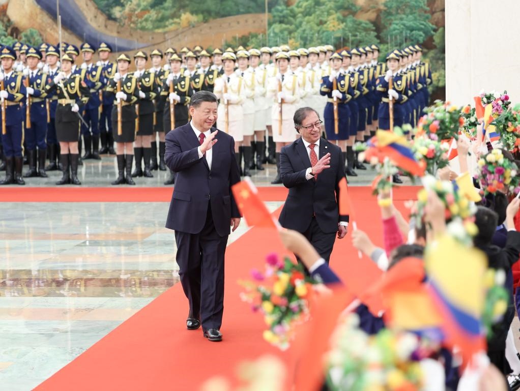 10月25日下午，國(guó)家主席習(xí)近平在北京人民大會(huì)堂同來(lái)華進(jìn)行國(guó)事訪問(wèn)的哥倫比亞總統(tǒng)佩特羅舉行會(huì)談。這是會(huì)談前，習(xí)近平在人民大會(huì)堂北大廳為佩特羅舉行歡迎儀式。