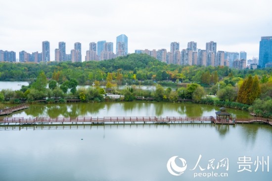 秋日時節(jié)，觀山湖公園景色美不勝收。人民網(wǎng) 陽茜攝