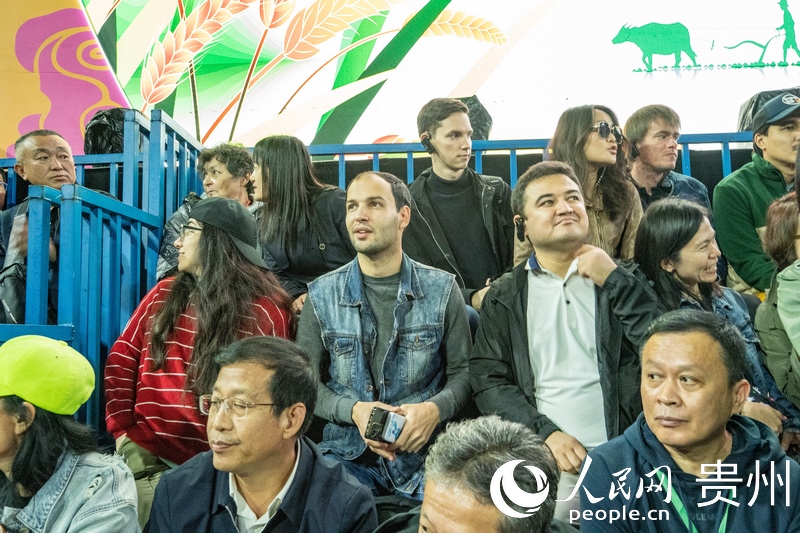 “村BA”決賽現(xiàn)場，看臺座無虛席。人民網(wǎng) 陽茜攝