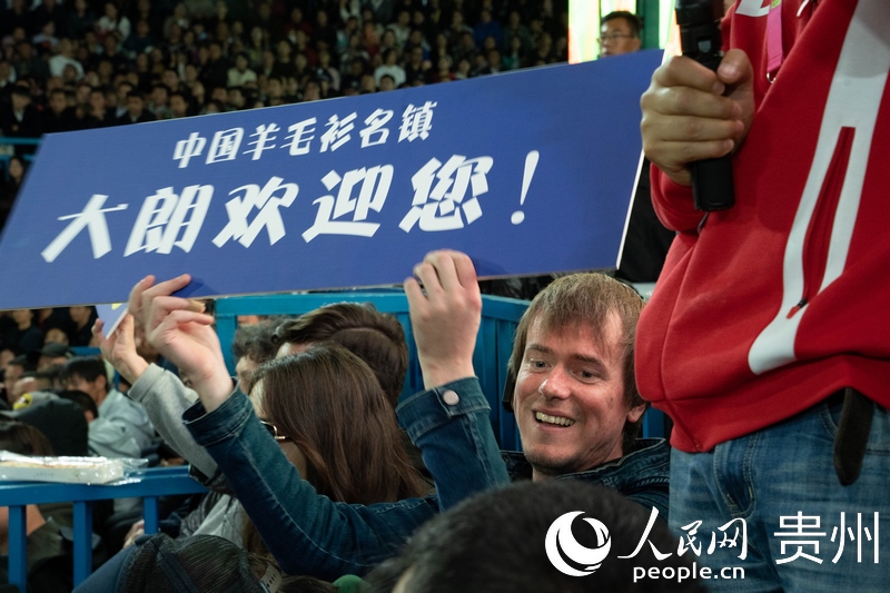 外媒記者舉起手牌為運(yùn)動(dòng)員加油。人民網(wǎng) 陽茜攝