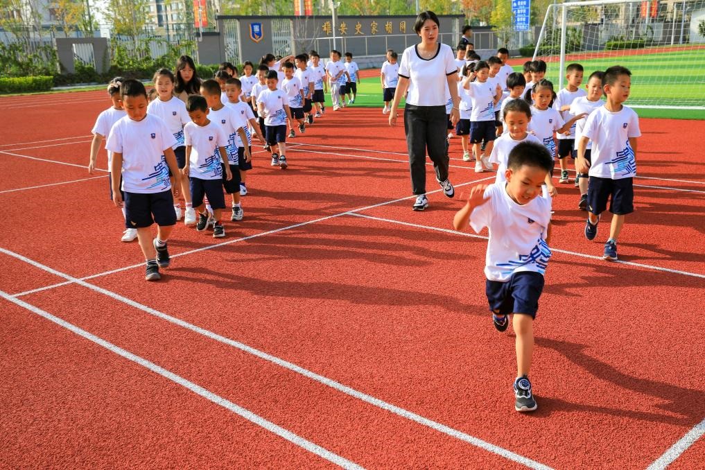 2023年9月，雄安史家胡同小學(xué)的學(xué)生們?cè)诓賵?chǎng)上活動(dòng)。新華社記者張鋮 攝