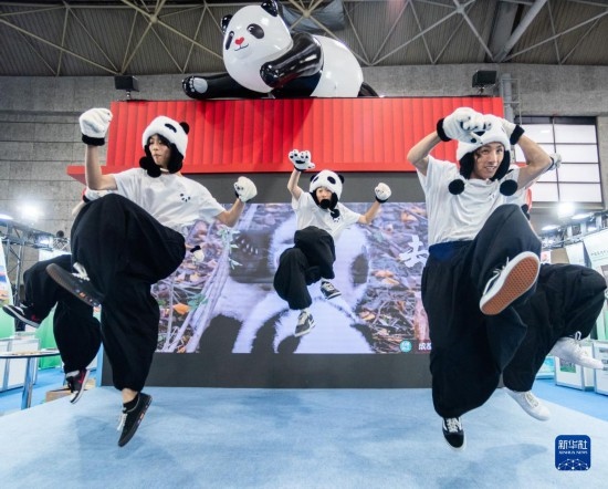  10月29日，街舞隊(duì)在日本大阪國(guó)際會(huì)展中心中國(guó)館表演街舞。新華社發(fā)（中國(guó)駐大阪旅游辦事處供圖）