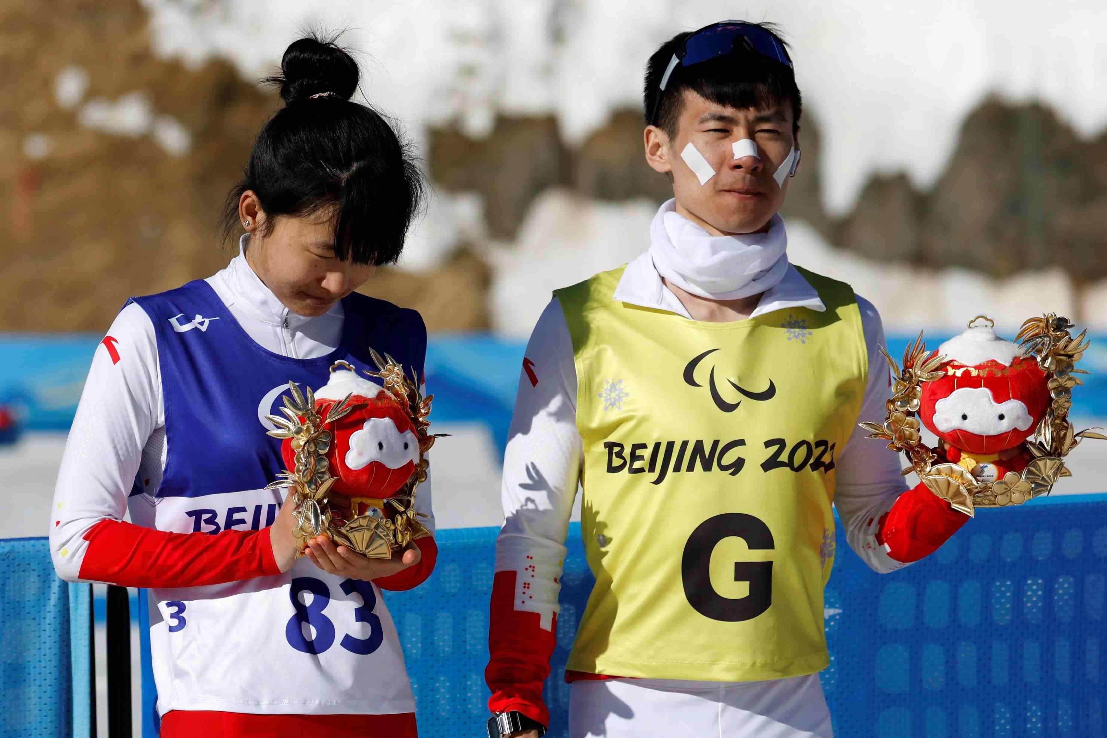 △2022年3月8日，在2022冬殘奧會(huì)殘奧冬季兩項(xiàng)女子中距離（視障）比賽中，中國(guó)選手王躍（左）獲季軍。
