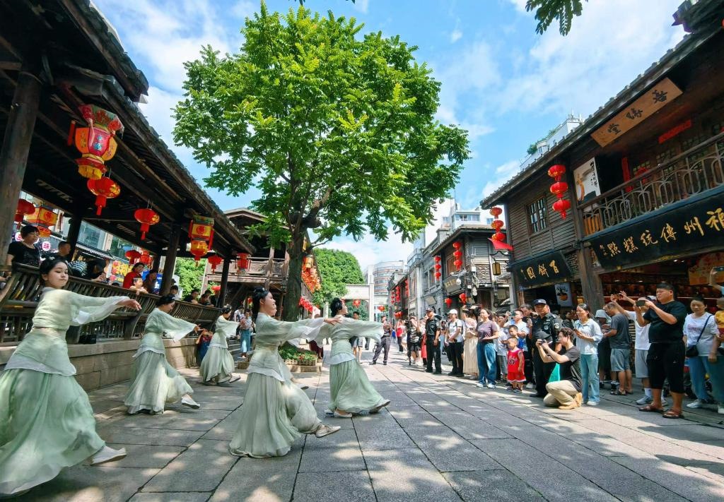 國(guó)慶節(jié)期間，福州市三坊七巷歷史文化街區(qū)上演《尋夢(mèng)閩都》快閃。新華社發(fā)