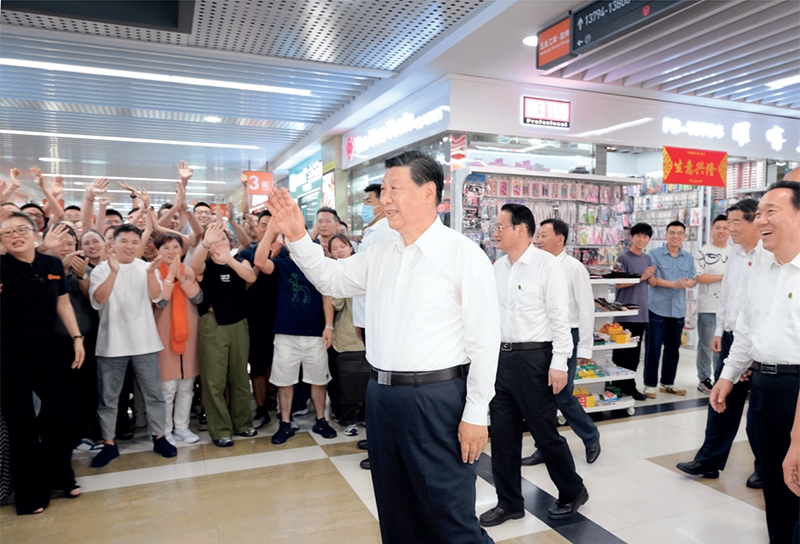 2023年9月20日至21日，中共中央總書記、國家主席、中央軍委主席習(xí)近平在浙江考察。這是20日上午，習(xí)近平在義烏國際商貿(mào)城考察時，同商戶親切交流。 新華社記者 李學(xué)仁/攝