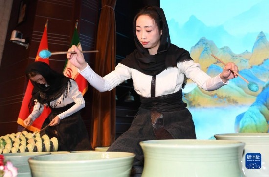 10月30日，演員在伊朗德黑蘭伊朗國家藝術(shù)科學(xué)院舉行的“青風(fēng)海上來”浙江青瓷巡禮開幕式暨“萬象中國·天下寧波”寧波文旅推介會(huì)開幕式上表演。新華社記者 沙達(dá)提 攝