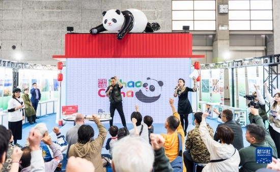  10月29日，游客在日本大阪國(guó)際會(huì)展中心中國(guó)館參與中國(guó)旅游知識(shí)問(wèn)答活動(dòng)。新華社發(fā)（中國(guó)駐大阪旅游辦事處供圖）