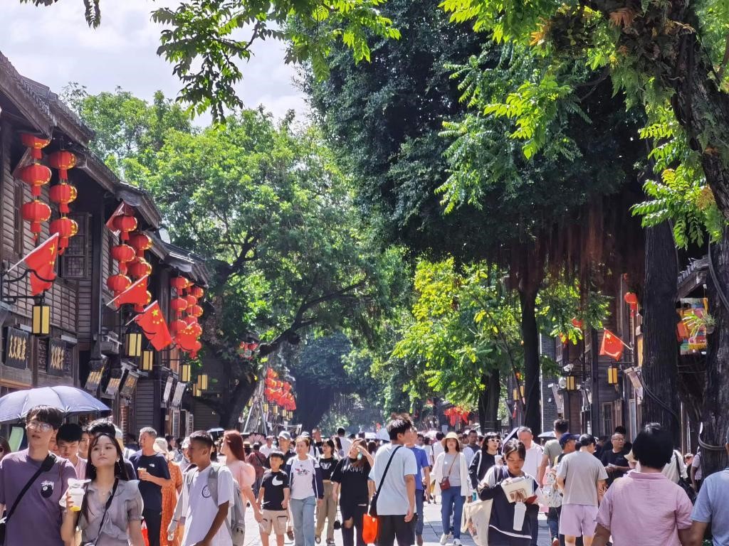 國(guó)慶節(jié)期間，三坊七巷歷史文化街區(qū)游人如織。新華社發(fā)