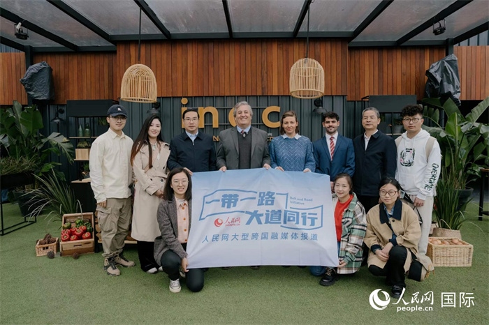 在烏拉圭第118屆普拉多牧農(nóng)業(yè)國際博覽會上，烏拉圭國家肉類協(xié)會主席與人民網(wǎng)記者合影。人民網(wǎng)記者 張若涵攝