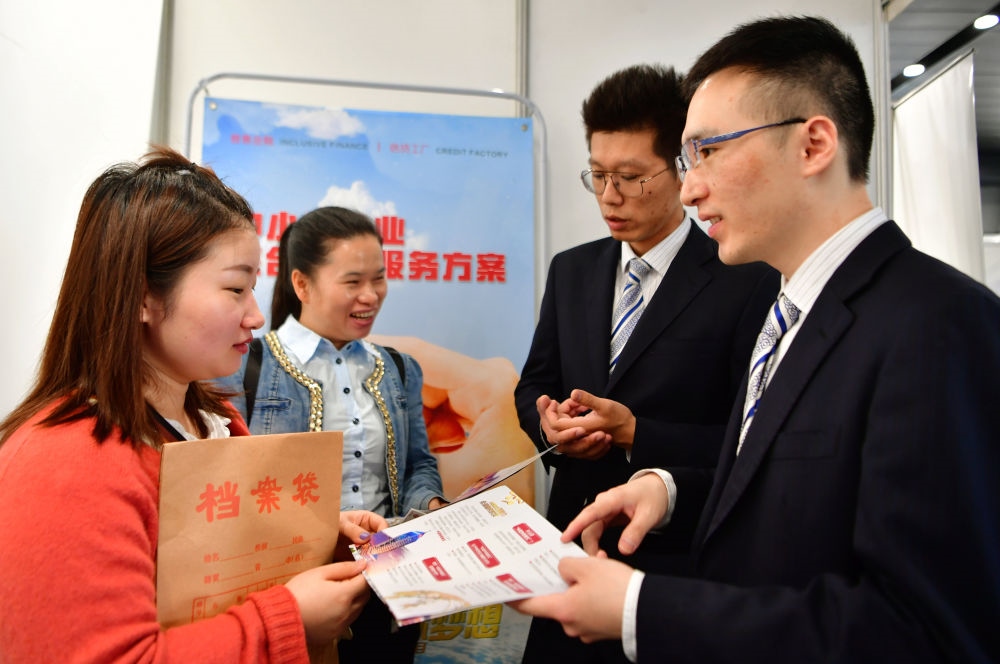 2019年5月9日，兩名鞋業(yè)公司的工作人員（左一和左二）向銀行工作人員咨詢中小微企業(yè)金融服務(wù)方案細(xì)則。當(dāng)日，福建自貿(mào)區(qū)福州片區(qū)稅企銀三方對接會在馬尾基金小鎮(zhèn)舉辦，來自傳統(tǒng)制造業(yè)、物聯(lián)網(wǎng)和電子商務(wù)等行業(yè)的企業(yè)代表參加對接會。新華社記者 魏培全 攝