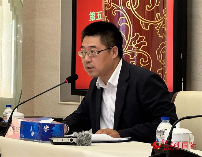 10月31日，歐美同學(xué)會(huì)副秘書長(zhǎng)滕劍峰在第五屆中法文化論壇媒體吹風(fēng)會(huì)上講話。（人民網(wǎng) 謝瑩攝）