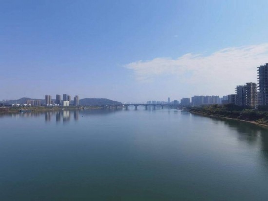 10月24日，在清水塘大橋景觀通道上拍攝的湘江景色。本報記者 常雯宜攝