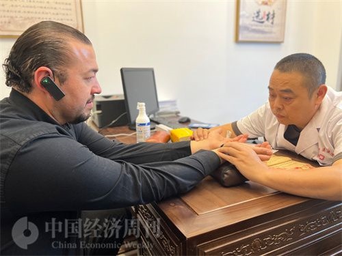  （外媒記者走進中醫(yī)堂，問診中醫(yī)名師。中國經(jīng)濟周刊記者 郭志強攝）