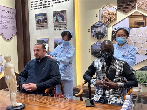  （外媒記者爭先恐后體驗艾灸，直呼神奇。中國經(jīng)濟周刊記者 郭志強 攝）