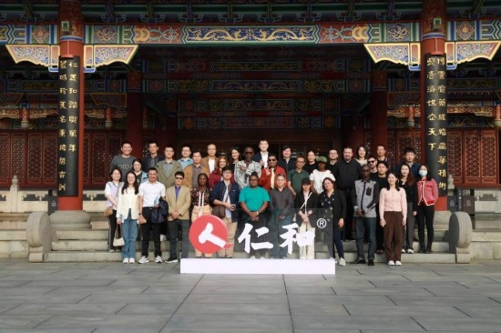 2023“一帶一路”媒體合作論壇聯(lián)合采訪團(tuán)參觀仁和集團(tuán)。（受訪者供圖）