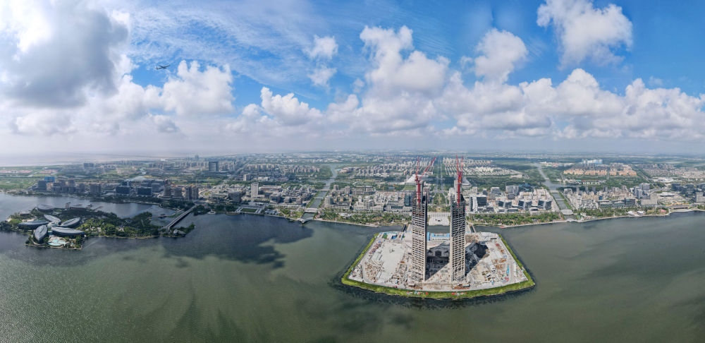 空中俯瞰中國（上海）自由貿(mào)易試驗(yàn)區(qū)臨港新片區(qū)，左上為東海大橋，前為建設(shè)中的中銀金融中心大樓（2023年9月6日攝，無人機(jī)照片）。新華社記者 方喆 攝