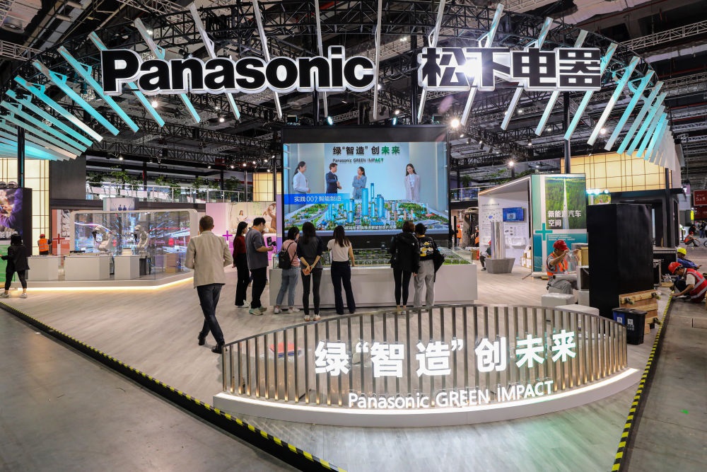 2023年11月2日，工作人員在進(jìn)博會(huì)松下電器展位做準(zhǔn)備工作。新華社記者 辛夢晨 攝
