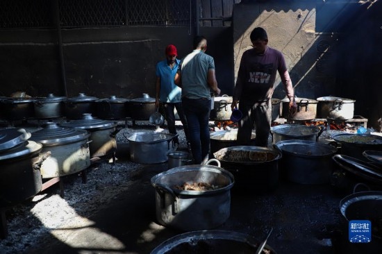 11月3日，在加沙地帶南部城市拉法，人們在煤氣中斷后用柴火做飯。新華社發(fā)（里澤克·阿卜杜勒賈瓦德攝）