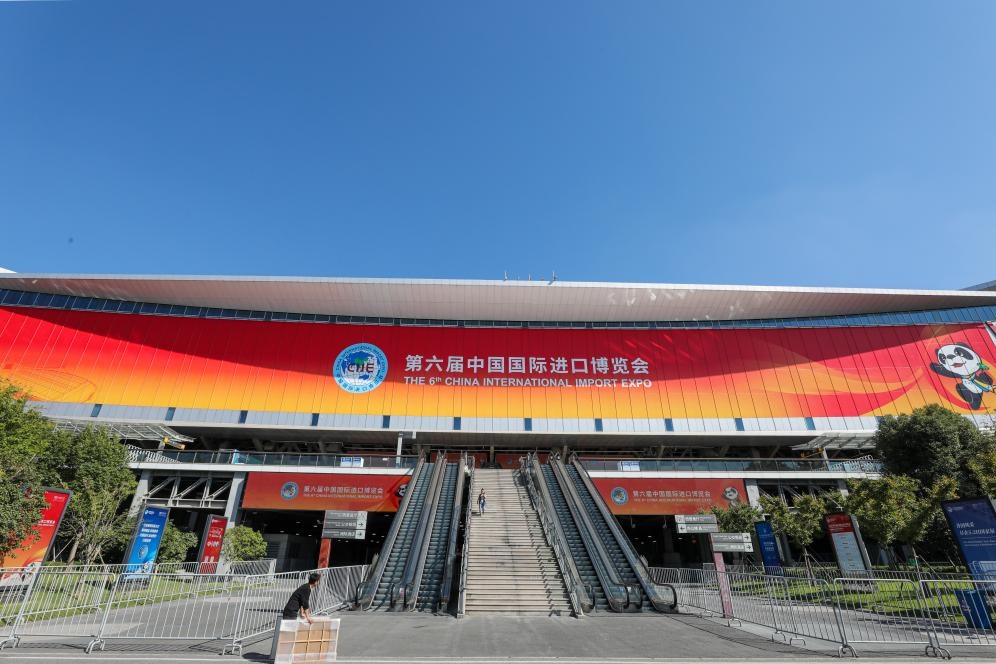 11月2日，第六屆進(jìn)博會(huì)場(chǎng)館國(guó)家會(huì)展中心（上海）外景。新華社記者 辛夢(mèng)晨 攝