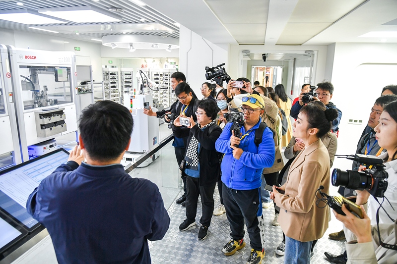 2023年10月16日，第三屆“一帶一路”國際合作高峰論壇新聞中心組織中外記者采訪。記者在中德大廈內(nèi)的博世未來工廠展區(qū)參觀，了解其高質(zhì)量創(chuàng)新發(fā)展成果。