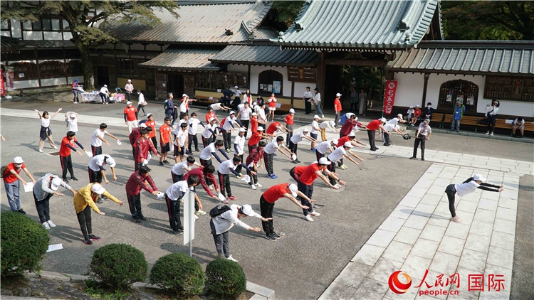 開跑前，中日青少年一起做熱身運動。人民網(wǎng) 蔣曉辰攝