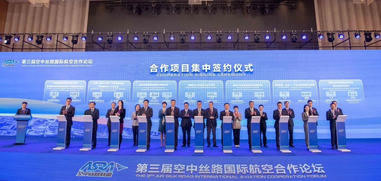 圖為7個(gè)國(guó)內(nèi)外合作項(xiàng)目現(xiàn)場(chǎng)簽約。人民網(wǎng)記者 唐宋攝