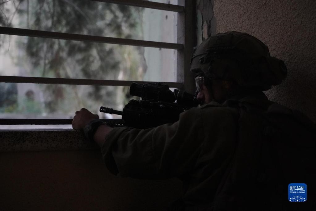 這張以色列國防軍11月9日發(fā)布的照片顯示，以軍地面部隊在加沙城進行軍事行動。新華社發(fā)
