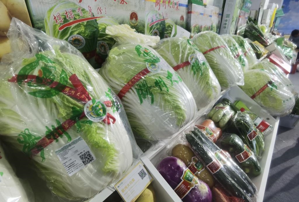 圖為本屆農(nóng)交會現(xiàn)場展示的膠州大白菜等蔬菜。新華社記者王凱攝