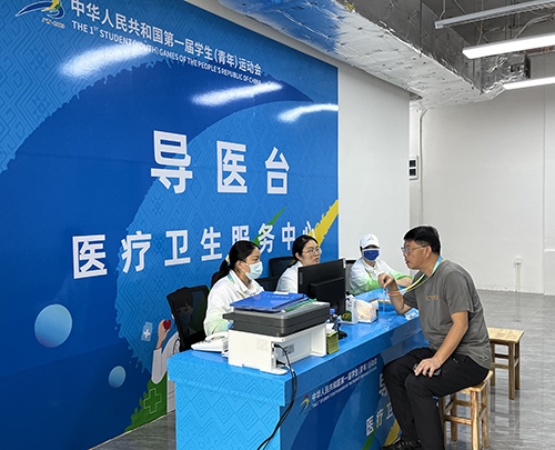 村內(nèi)住客在醫(yī)療衛(wèi)生服務(wù)中心導(dǎo)醫(yī)臺問診。人民網(wǎng)記者 歐興榮攝