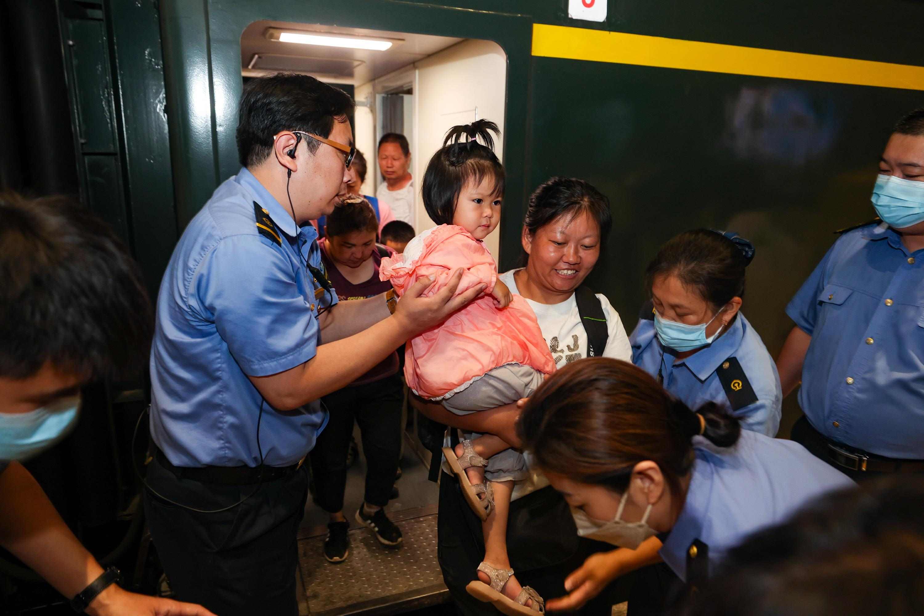 2023年8月2日，因強(qiáng)降雨被困的K396次列車(chē)第二批近500名旅客在救援隊(duì)的一路護(hù)送下，徒步五個(gè)小時(shí)抵達(dá)妙峰山鎮(zhèn)水峪嘴村。稍作休整后，他們乘坐臨時(shí)旅客列車(chē)前往北京豐臺(tái)站。