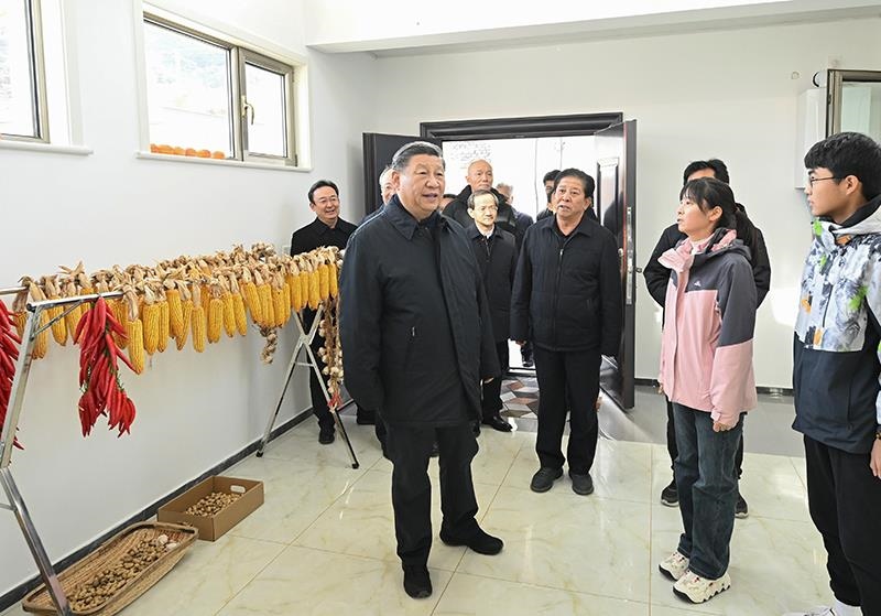 2023年11月10日，習(xí)近平總書(shū)記在北京門(mén)頭溝妙峰山鎮(zhèn)水峪嘴村村民李盟家看望慰問(wèn)，了解房屋受損、修繕和冬季取暖等情況。