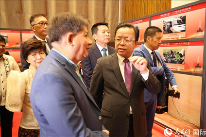 論壇期間配套舉行“‘擺脫貧困之路’——寧德扶貧開發(fā)圖片展”。人民網(wǎng)記者樊帆 攝