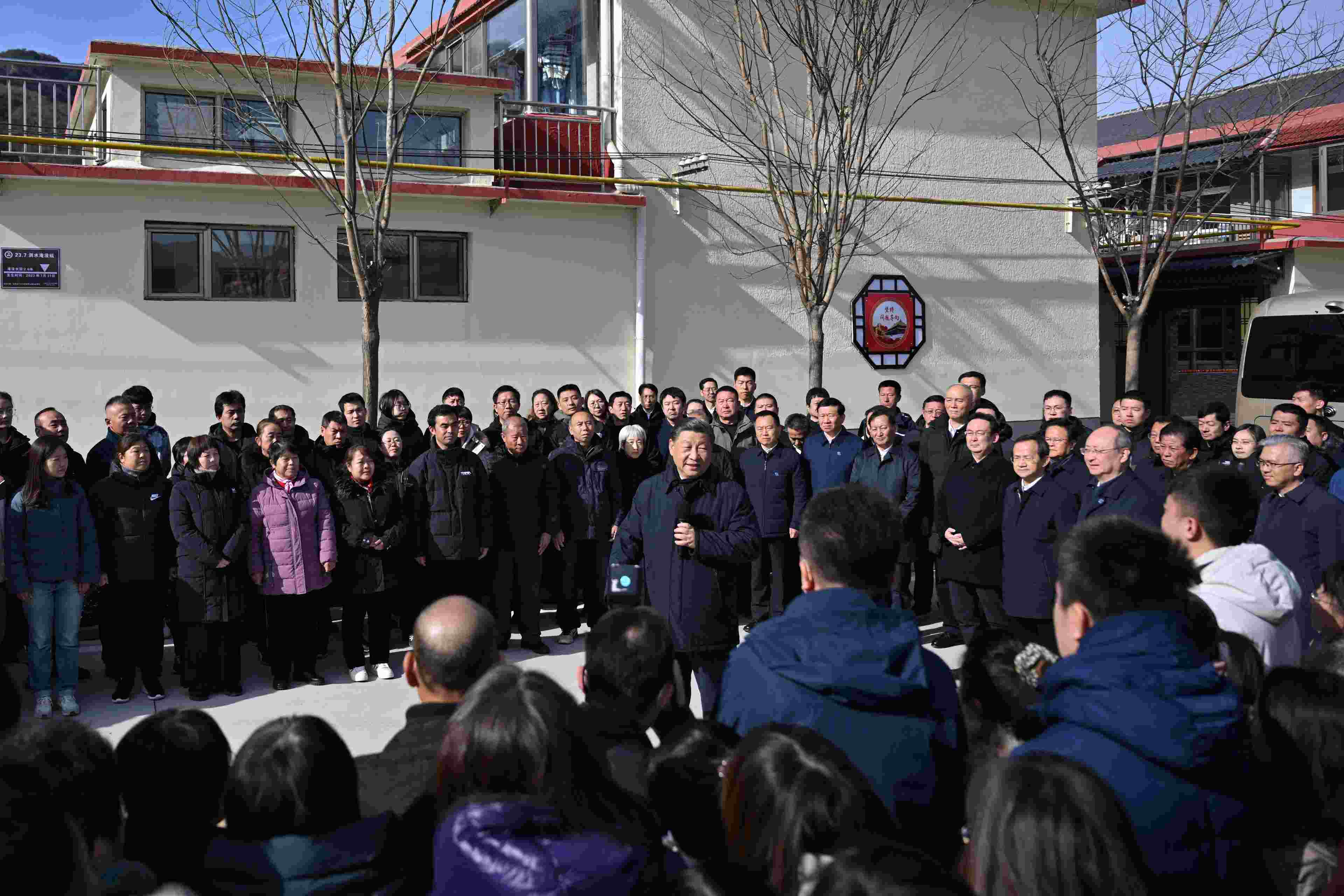 2023年11月10日，習(xí)近平總書記在北京市門頭溝區(qū)妙峰山鎮(zhèn)水峪嘴村考察時，同當(dāng)?shù)厝罕娪H切交流。