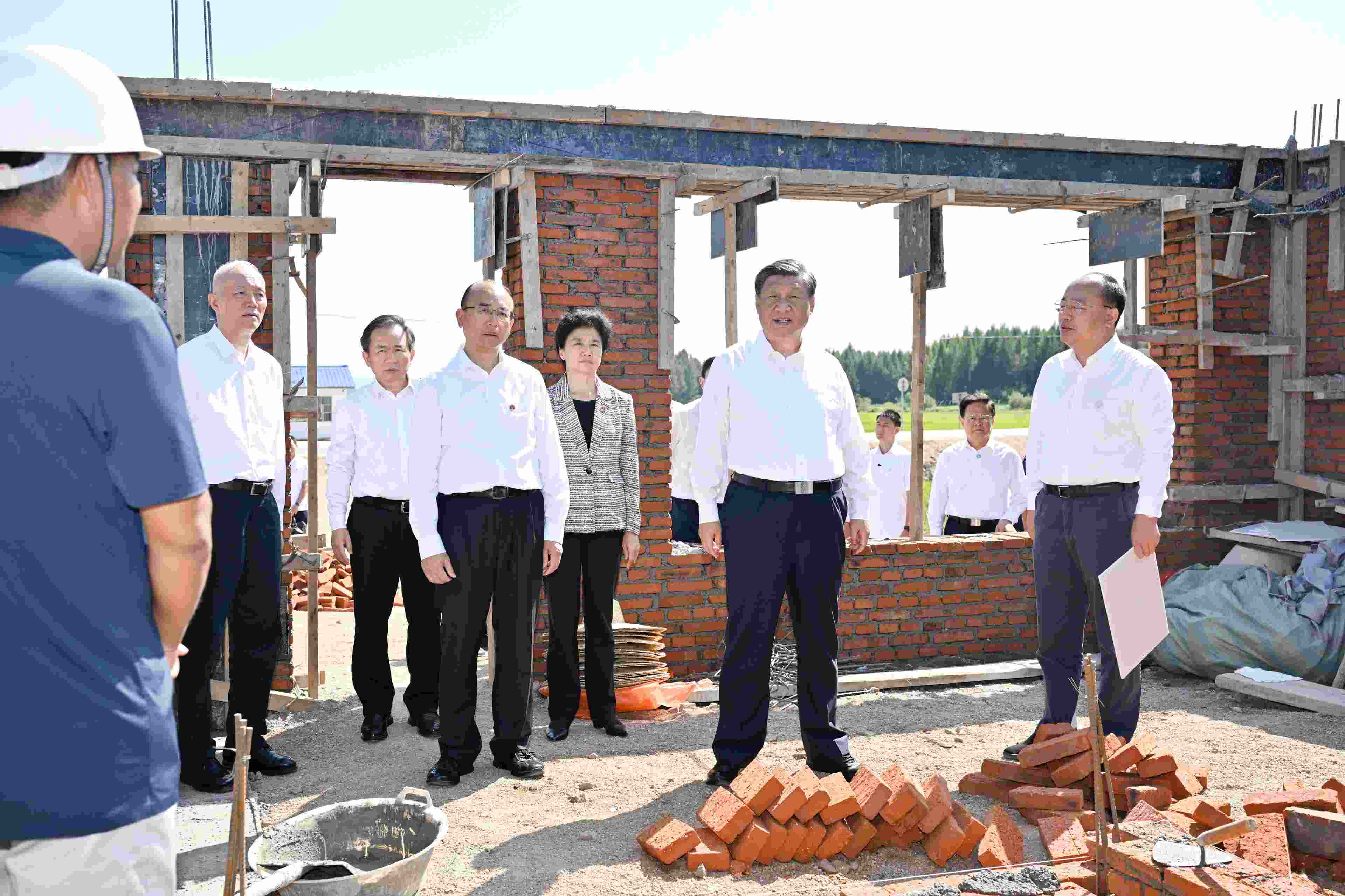 2023年9月7日，習(xí)近平總書記在遭受洪澇災(zāi)害的黑龍江省哈爾濱尚志市老街基鄉(xiāng)龍王廟村，察看水毀房屋重建情況。
