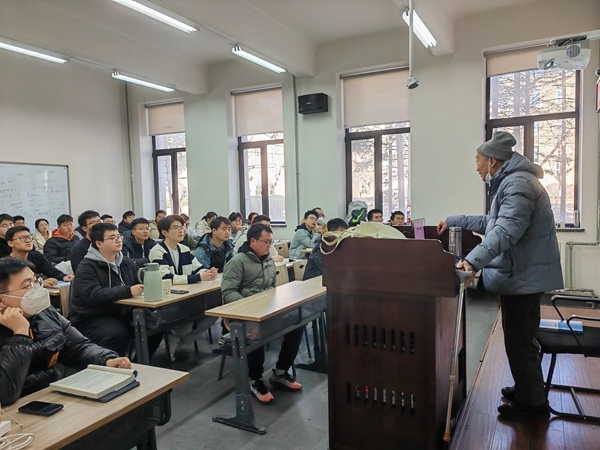 鐘萬勰院士為研究生上課。大連理工大學(xué)供圖