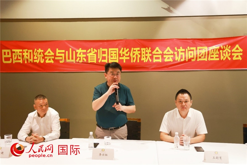 中國僑聯(lián)副主席、山東省僑聯(lián)主席李興鈺（中）在座談會上致辭。人民網(wǎng)記者 陳海琪攝
