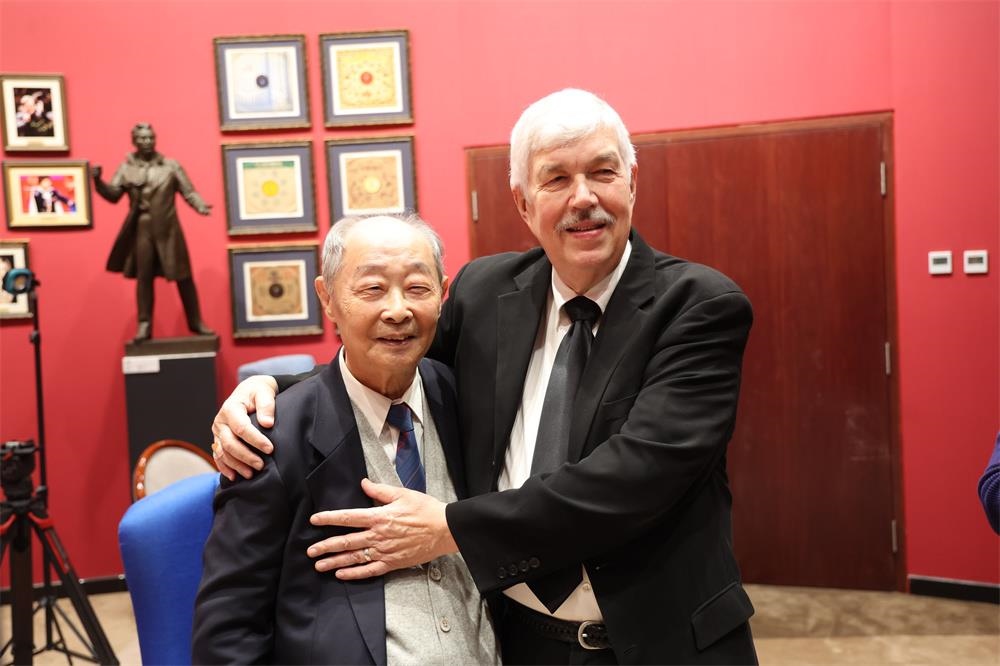 費(fèi)城交響樂(lè)團(tuán)小提琴演奏家戴維·布斯與原中央樂(lè)團(tuán)小提琴演奏家朱信人50年后再相聚。