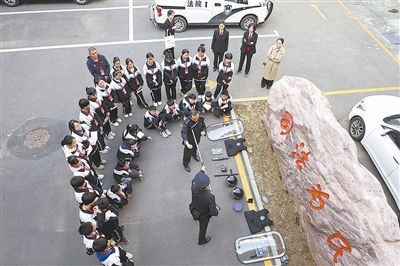 圖②：法警對警用裝備的使用進行現(xiàn)場演示。