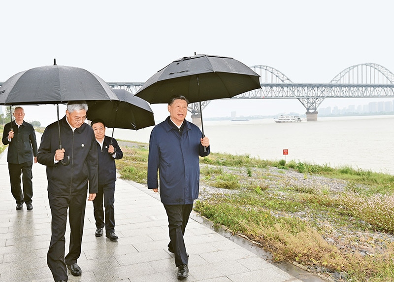 2023年10月10日至13日，中共中央總書記、國家主席、中央軍委主席習(xí)近平在江西考察。這是10日下午，習(xí)近平在長江國家文化公園九江城區(qū)段考察時，冒雨沿江堤步行察看沿岸風(fēng)貌。 新華社記者 謝環(huán)馳/攝