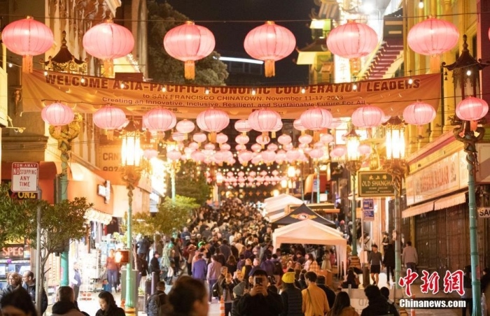 當(dāng)?shù)貢r間11月10日，美國舊金山唐人街夜市人頭攢動。亞太經(jīng)合組織(APEC)第三十次領(lǐng)導(dǎo)人非正式會議將在舊金山舉行，當(dāng)?shù)靥迫私钟媱澟e辦包括夜市在內(nèi)的多場活動，以吸引與會者、游客和市民的光顧。<a target='_blank' href='/'><p class=