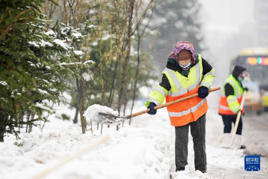 11月16日，環(huán)衛(wèi)工人在清理道路上的積雪。當(dāng)日，黑龍江哈爾濱市迎來雨雪天氣。新華社記者 王建威 攝