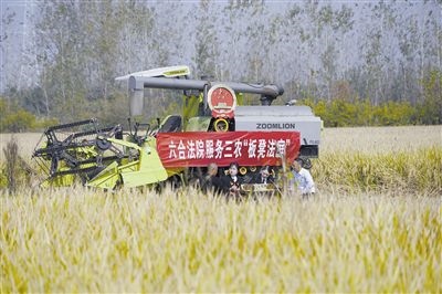  圖②：干警就地解紛場景。