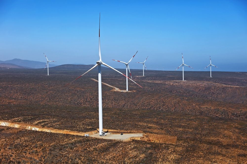 這是2023年2月14日拍攝的位于智利中部沿海的蓬塔謝拉風電場。蓬塔謝拉風電場是中國在智利投資建設的首個風電場，2018年正式投產(chǎn)發(fā)電，可滿足13萬戶家庭的用電需求，同時每年還能減少15.7萬噸碳排放。