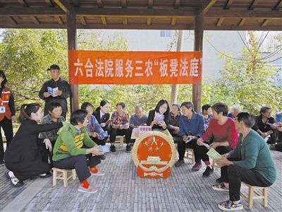  圖③：干警向附近農戶解讀相關法律法規(guī)。