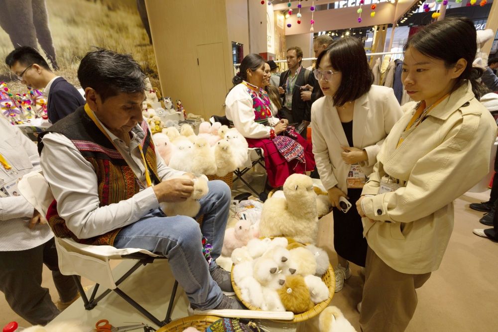2023年11月7日，秘魯羊駝毛制品手藝人馬馬尼大叔在中國上海舉辦的第六屆進博會上展示羊駝玩偶制作工藝。秘魯特色羊駝毛制品連續(xù)六屆在進博會上亮相，收獲大量訂單。進博會大舞臺讓秘魯傳統(tǒng)手藝人有了更廣闊的發(fā)展空間。