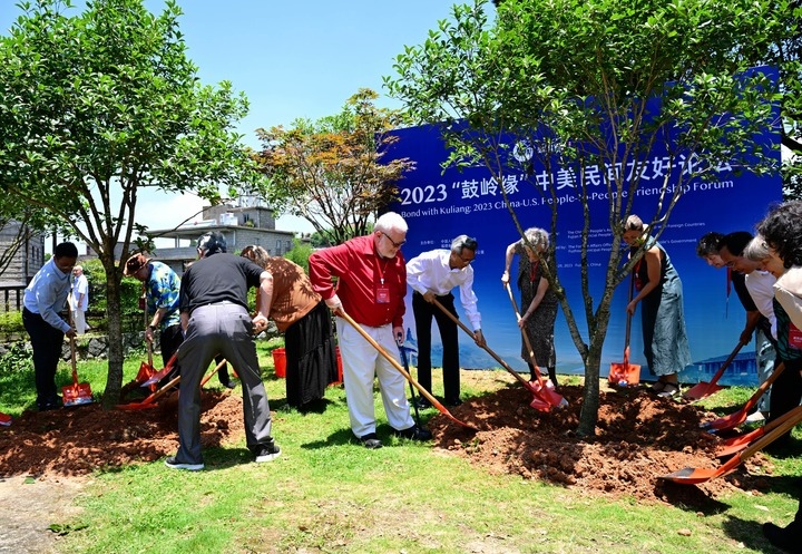 2023年6月28日，出席“鼓嶺之友”座談會的中美各界人士在鼓嶺共同植樹留念。