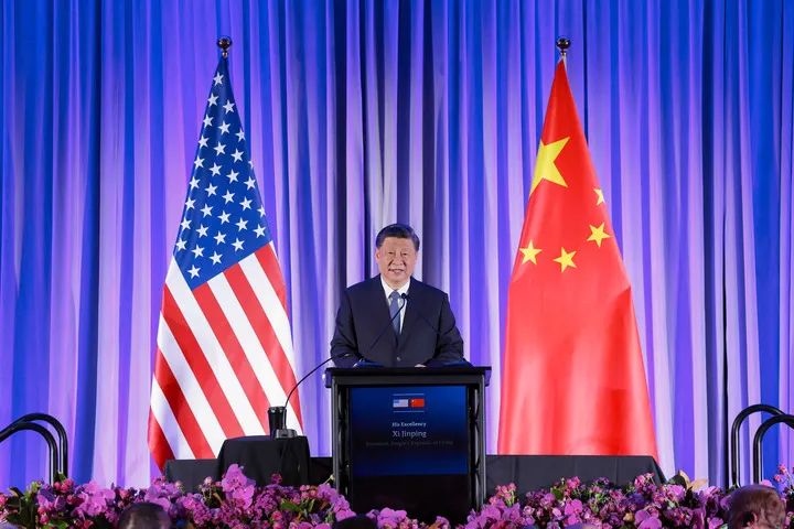 當?shù)貢r間11月15日晚，國家主席習近平在美國舊金山出席美國友好團體聯(lián)合舉行的歡迎宴會。這是習近平發(fā)表重要演講。圖源：新華社
