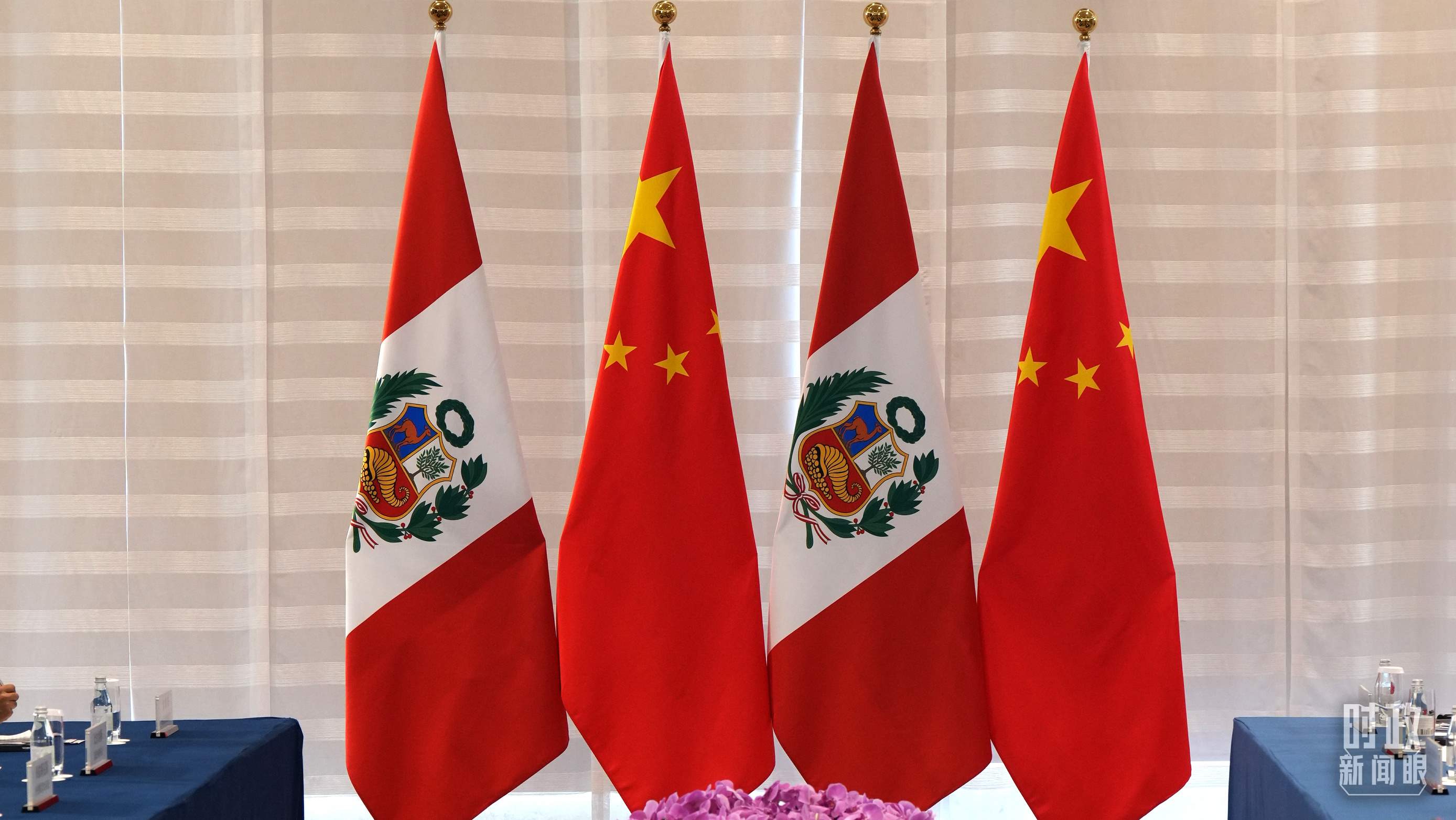 △會(huì)談現(xiàn)場(chǎng)的中秘兩國(guó)國(guó)旗。（總臺(tái)國(guó)廣記者李晉拍攝）