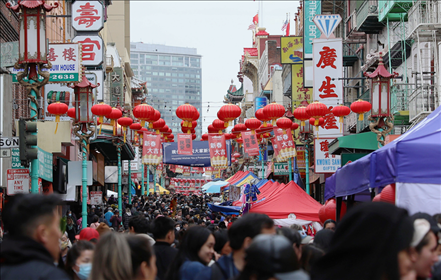 2023年1月15日，人們在美國舊金山唐人街的迎春街會上游覽、購物。當(dāng)日，為期兩天的迎春街會在美國舊金山唐人街閉幕，活動吸引了大批市民和游客。新華社發(fā)