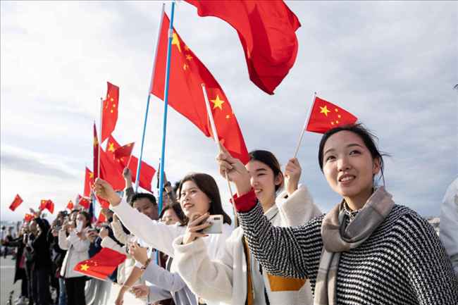 △當?shù)貢r間11月14日，華僑華人和中國留學生代表在沿途街道，熱烈歡迎習近平主席到訪。